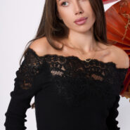 Блуза с падащо деколте и дантела Elara – снимка 2